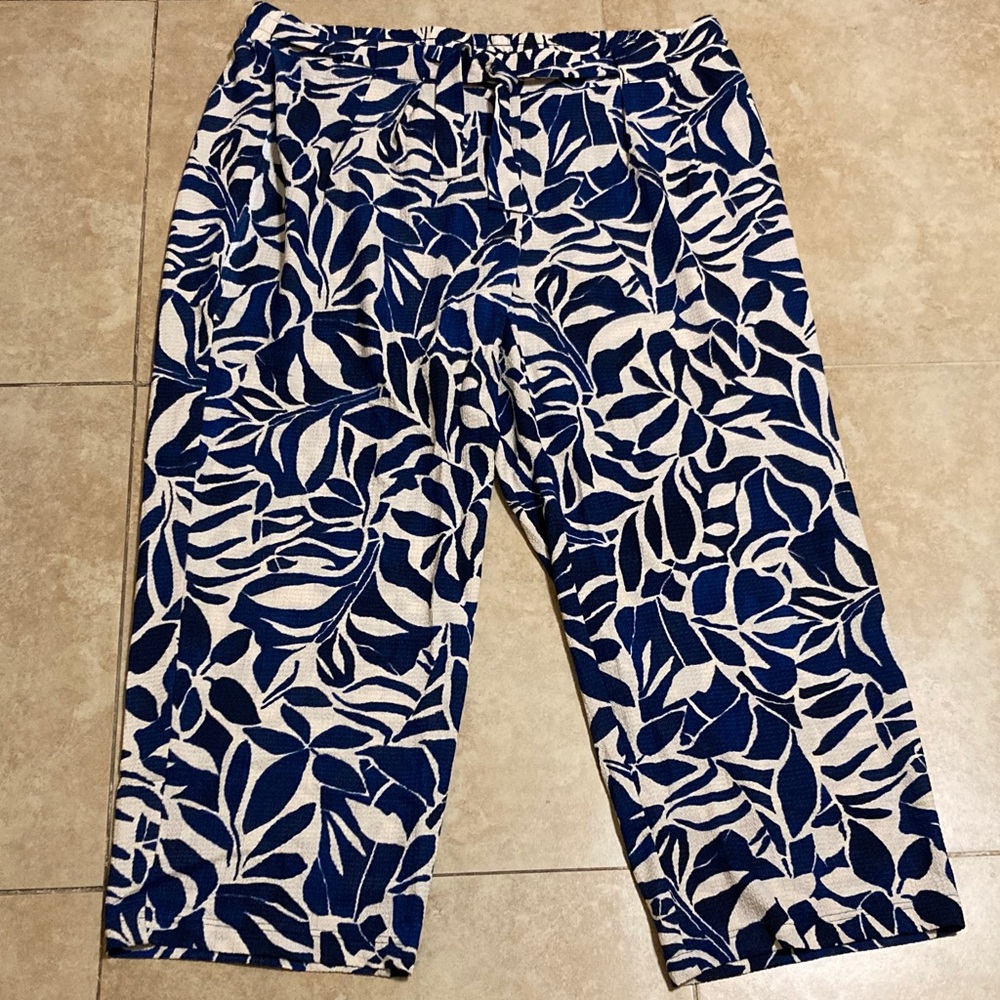 Women’s Navy and cream White Leaf-Print Casual Pants